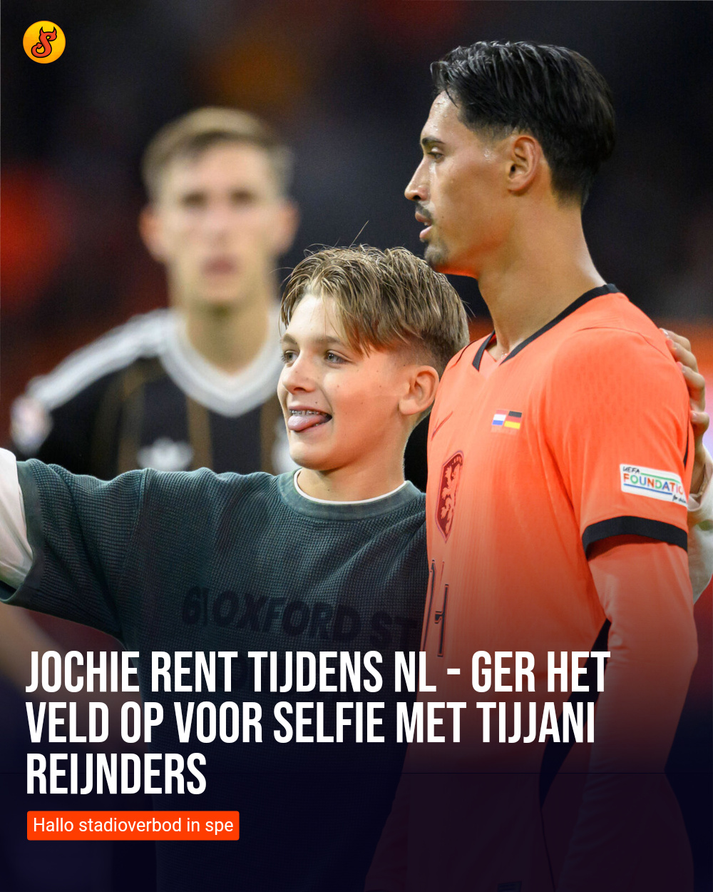 Jochie rent tijdens NL - GER het veld op voor selfie met Tijjani Reijnders