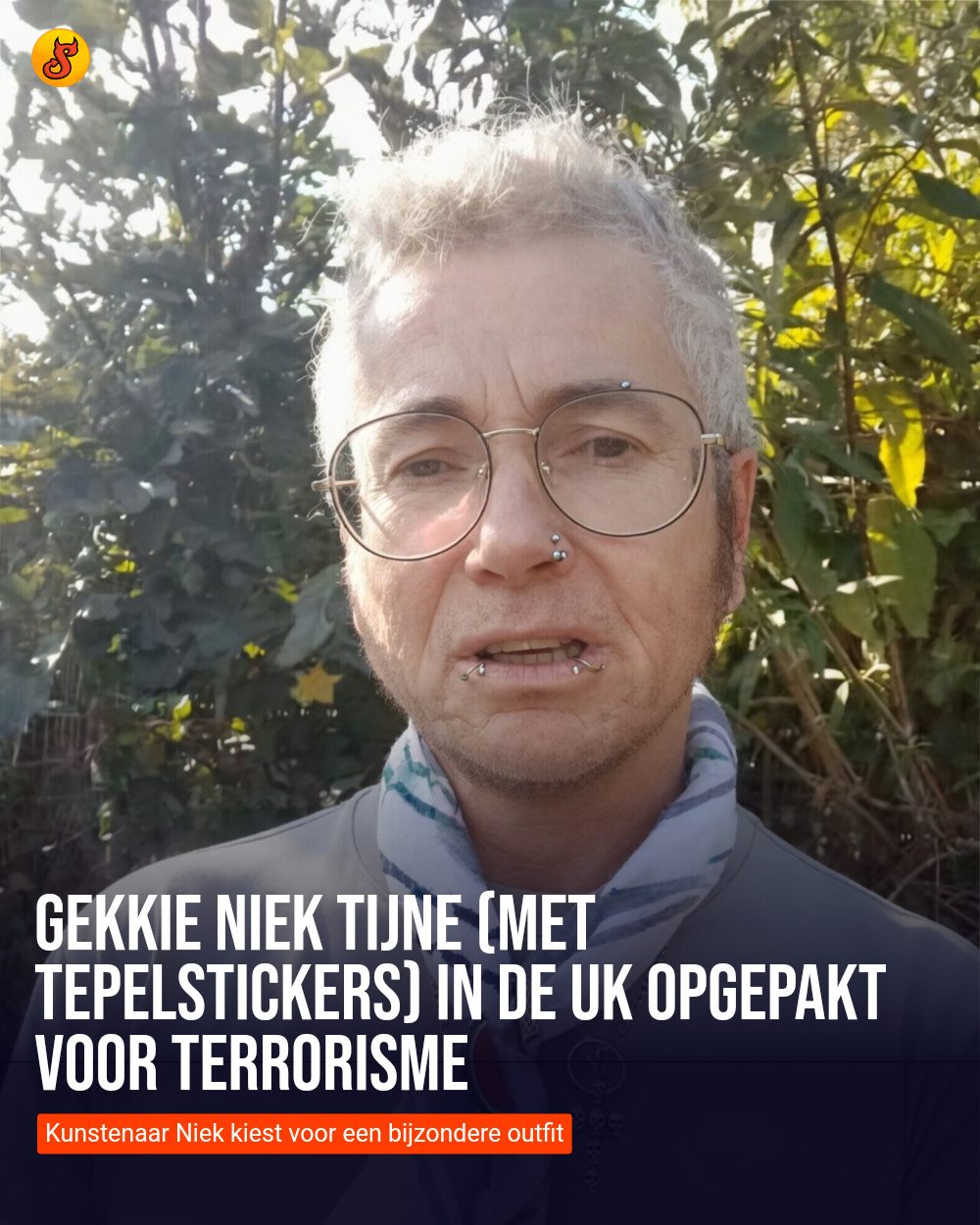 Gekkie Niek Tijne (met tepelstickers) in de UK opgepakt voor terrorisme