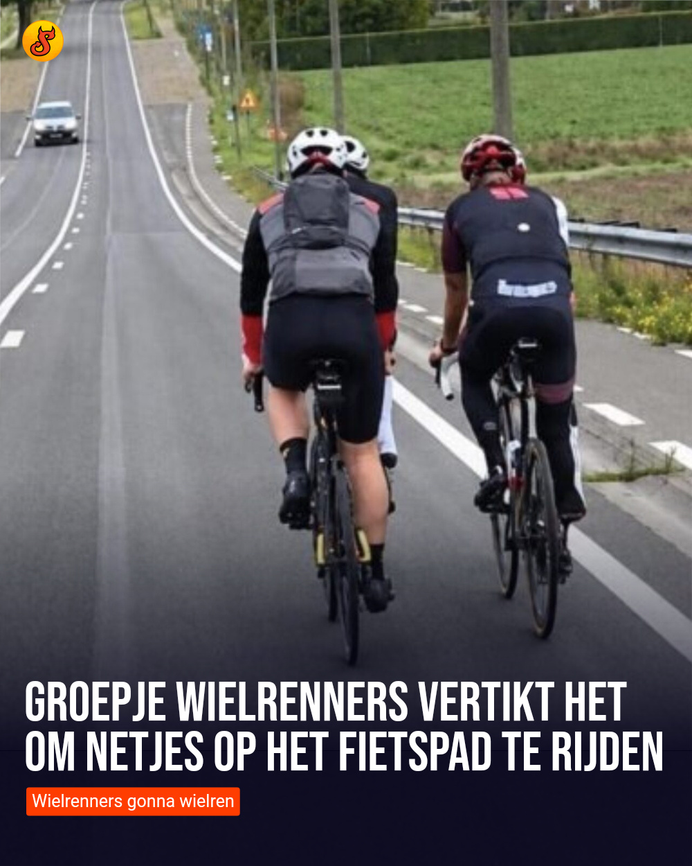 Groepje wielrenners vertikt het om netjes op het fietspad te rijden