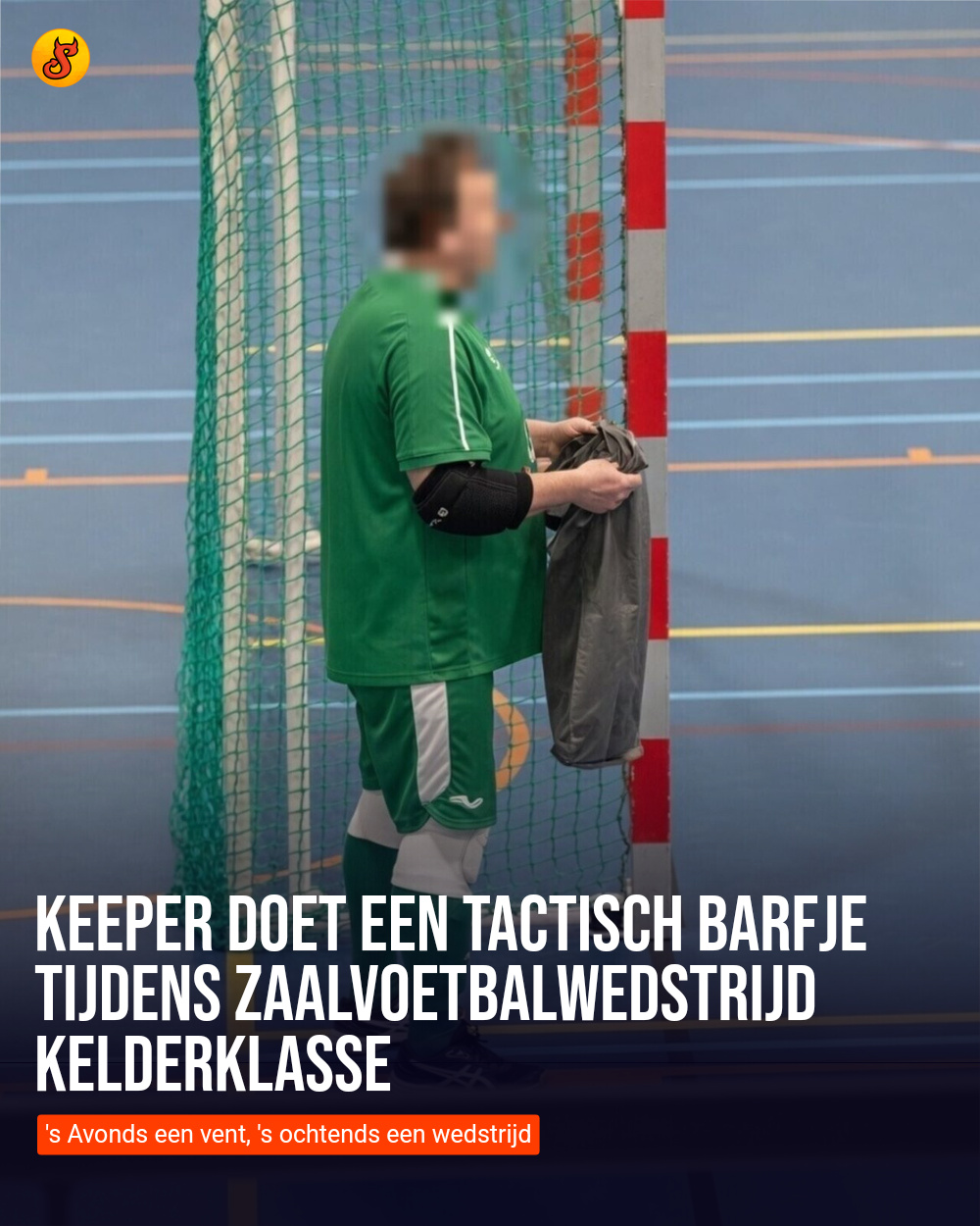 Keeper doet een tactisch barfje tijdens zaalvoetbalwedstrijd kelderklasse