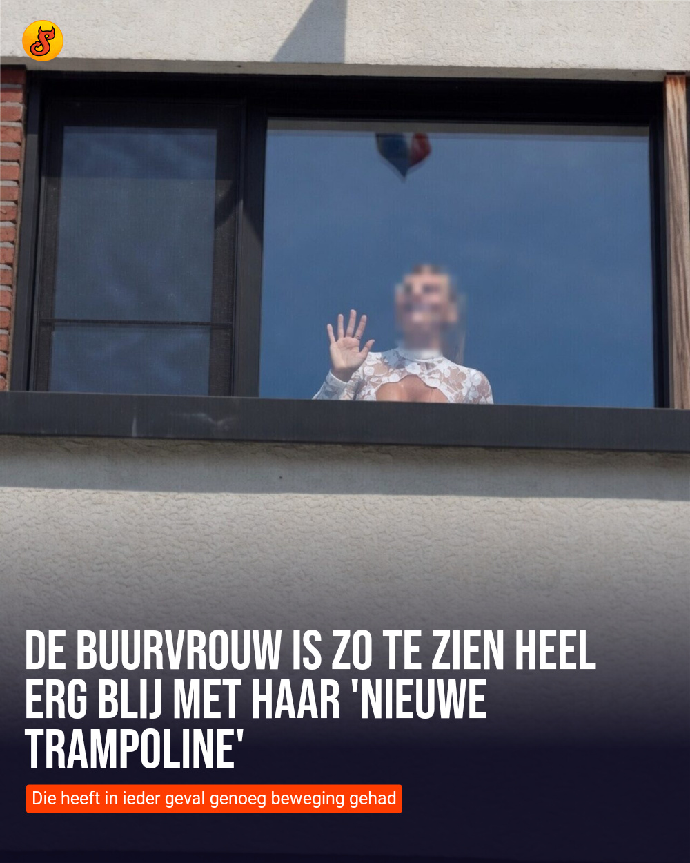 De buurvrouw is zo te zien heel erg blij met haar 'nieuwe trampoline'