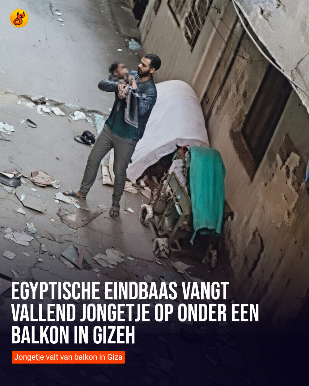 Egyptische eindbaas vangt vallend jongetje op onder een balkon in Gizeh