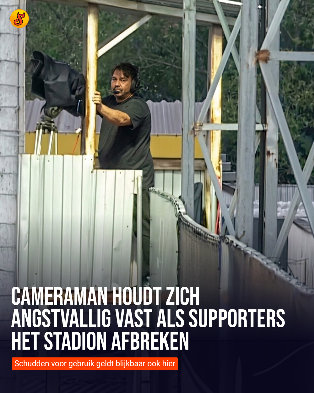 Cameraman houdt zich angstvallig vast als supporters het stadion afbreken