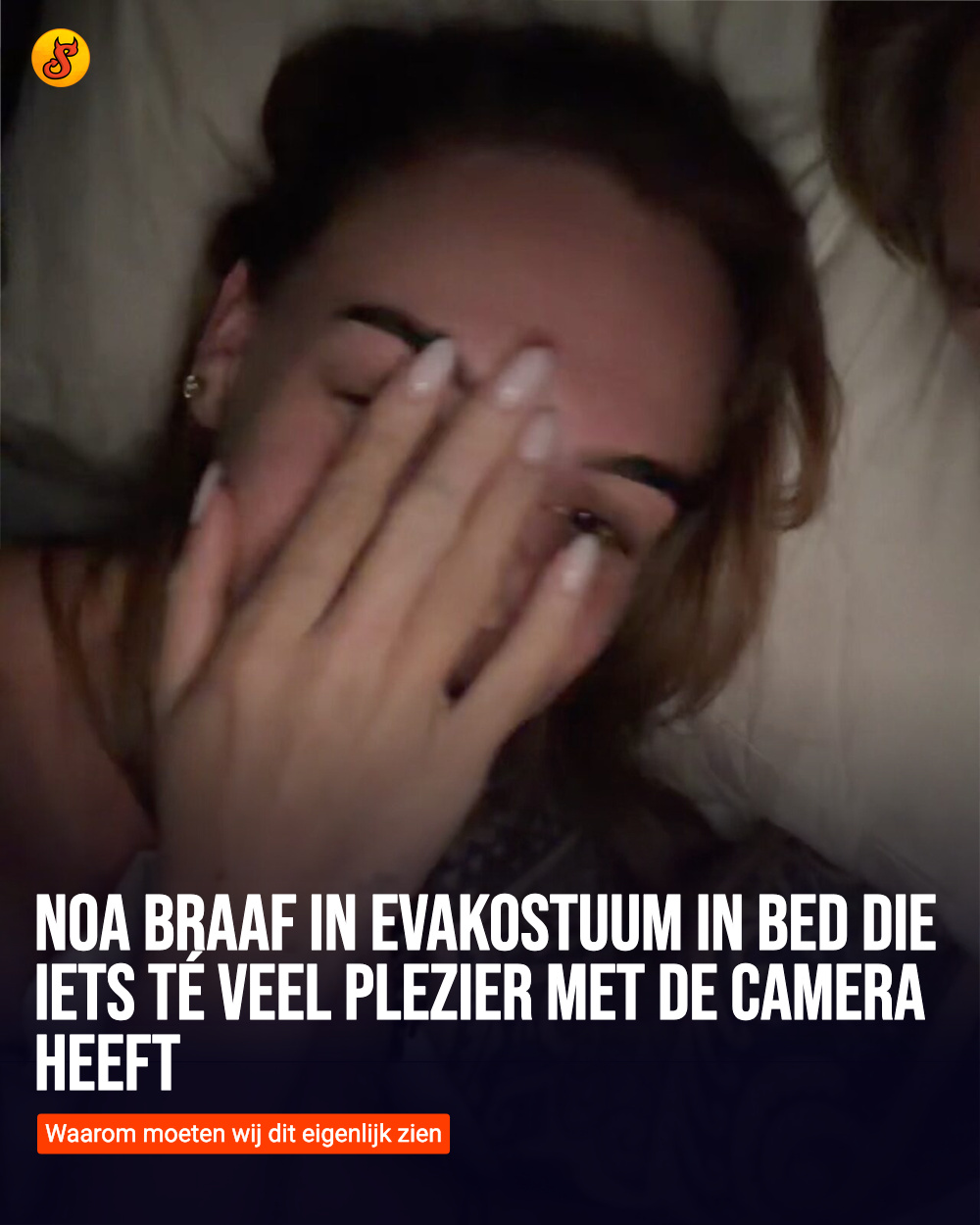 Noa Braaf in evakostuum in bed die iets té veel plezier met de camera heeft