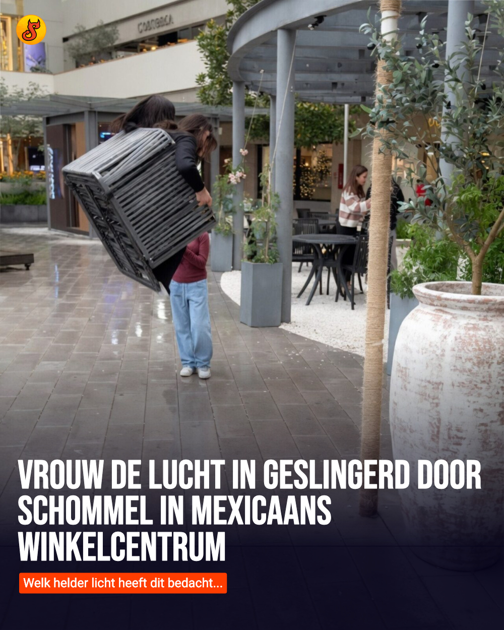Vrouw de lucht in geslingerd door schommel in Mexicaans winkelcentrum