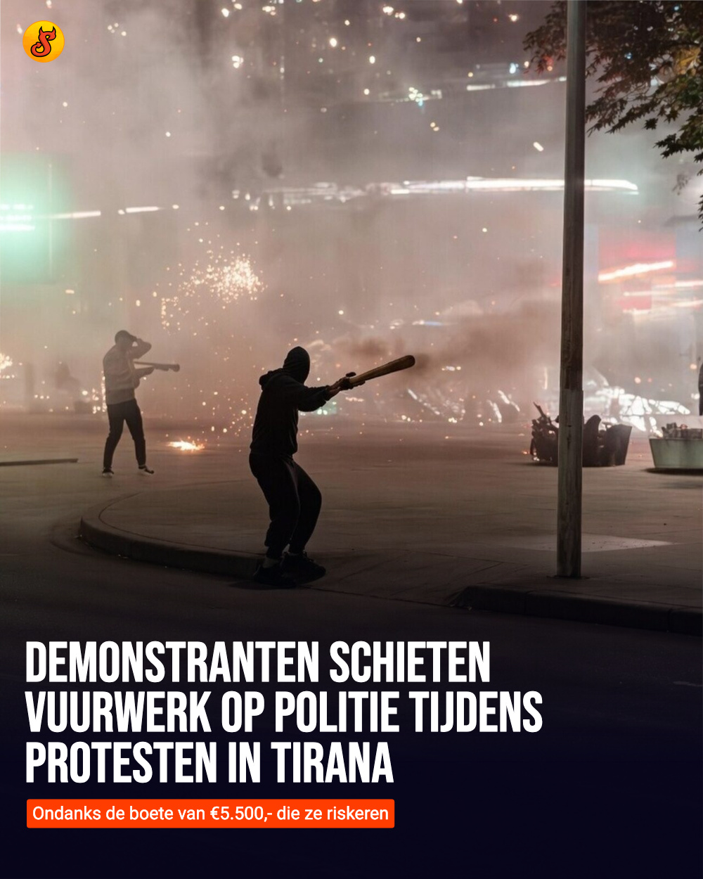 Demonstranten schieten vuurwerk op politie tijdens protesten in Tirana