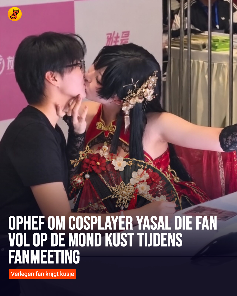 Ophef om cosplayer Yasal die fan vol op de mond kust tijdens fanmeeting