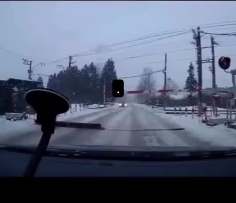 Vertrouw nooit een spoorwegovergang in Rusland