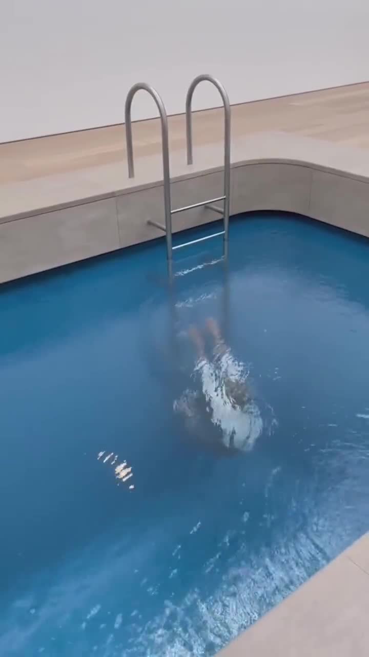 Dit zwembad met optische illusie is gevuld met slechts 10 cm water