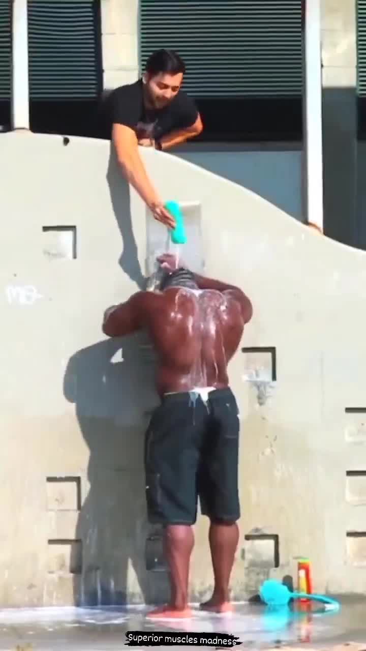 De oneindige shampoo-prank blijft hilarisch