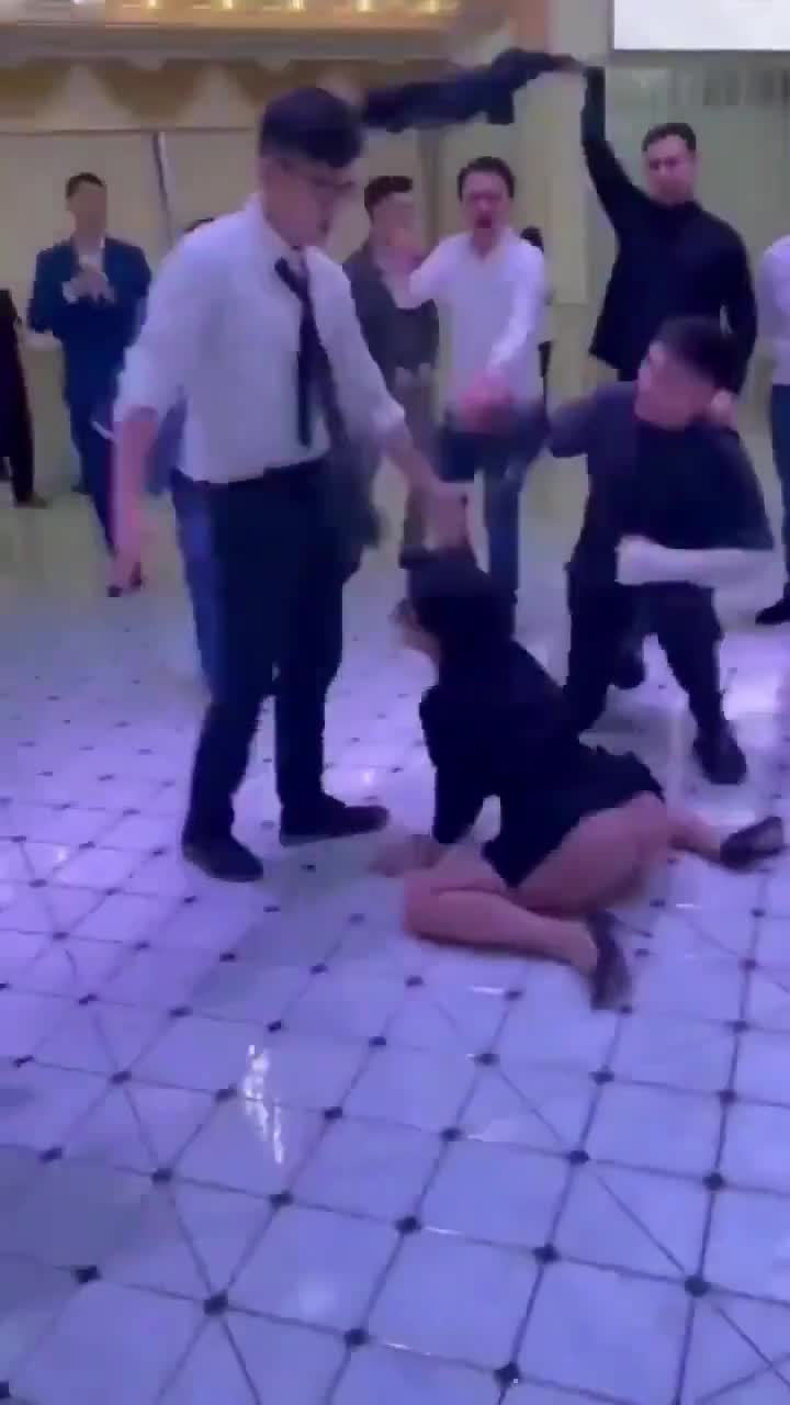 Klein oeps-momentje op een feestje van het werk
