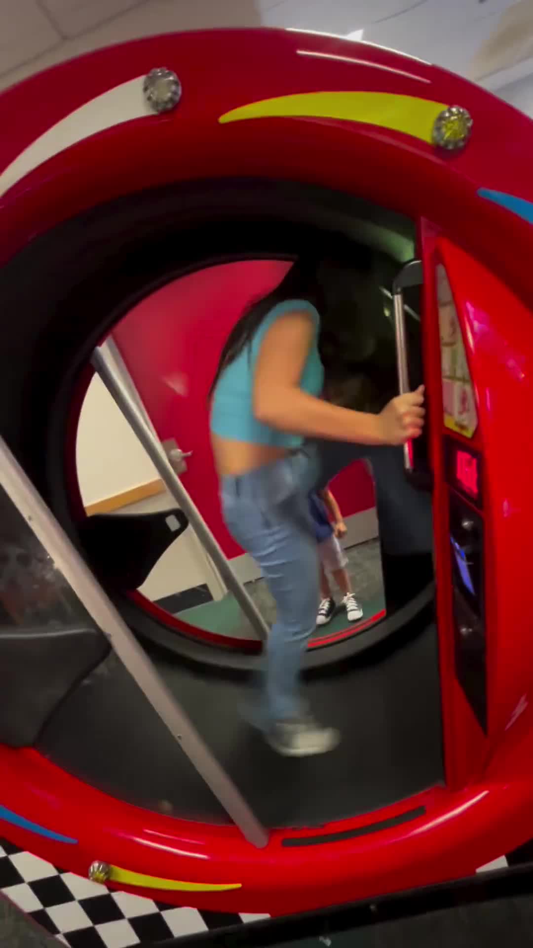 Lotte gaat voor high score in hamsterwiel in de arcadehal