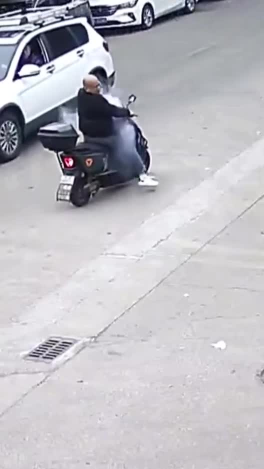 Tip van de dag: nooit vuurwerk op je scooter vervoeren