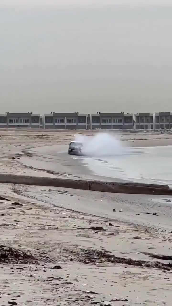 Een stukje offroaden op het strand gaat niet helemaal volgens plan