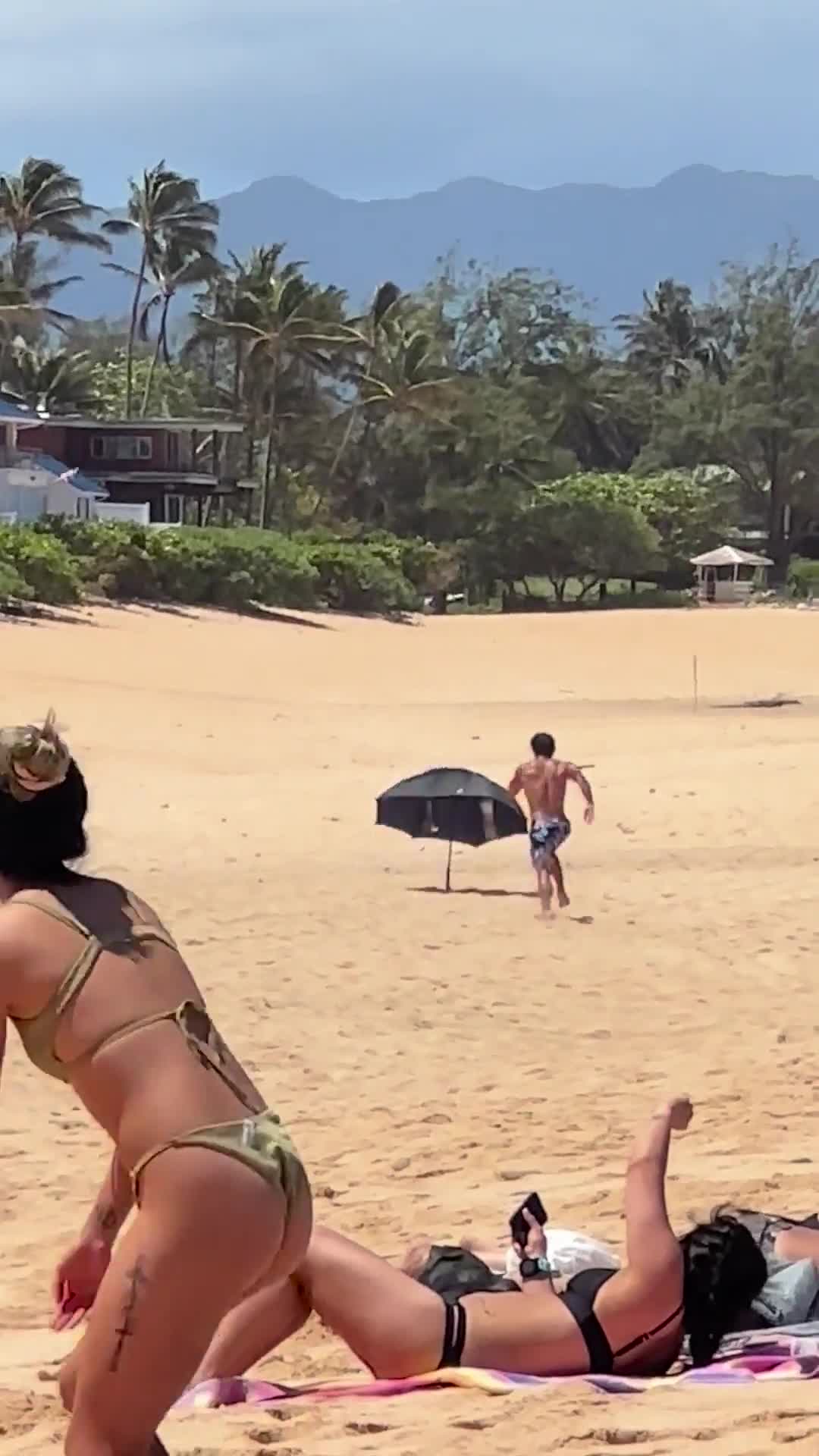 Cameraman legt achtervolging op parasol vast