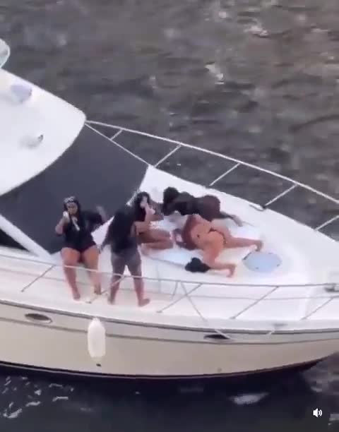 Er werd een bruiloft gevierd op een boot, een afterparty op een andere