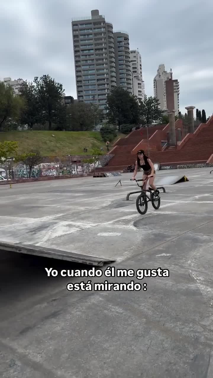 BMX-chick gaat vol op d'r plaat