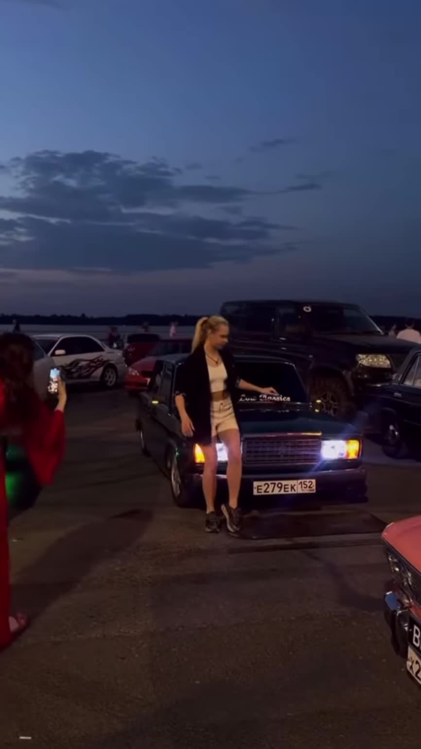 Hé, blijf gewoon van m'n auto af!