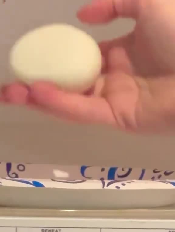 Dit gebeurt er als je een ei van een plofkip gebruikt