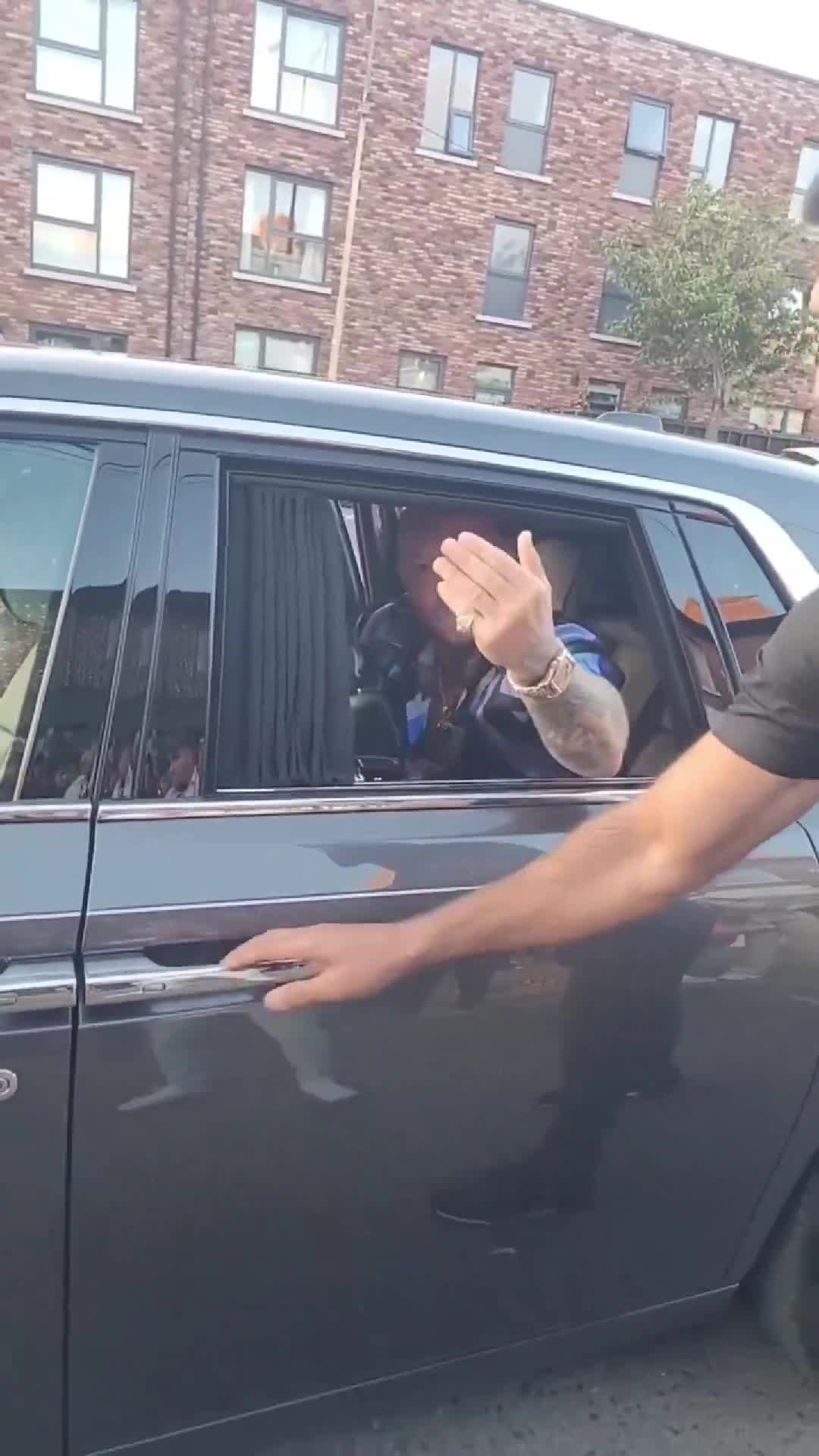 Conor McGregor laat een fan in zijn Rolls-Royce van $600.000