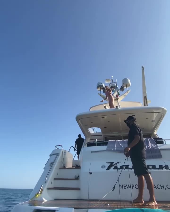 Dronken Debbie probeert van het dak van een boot te springen