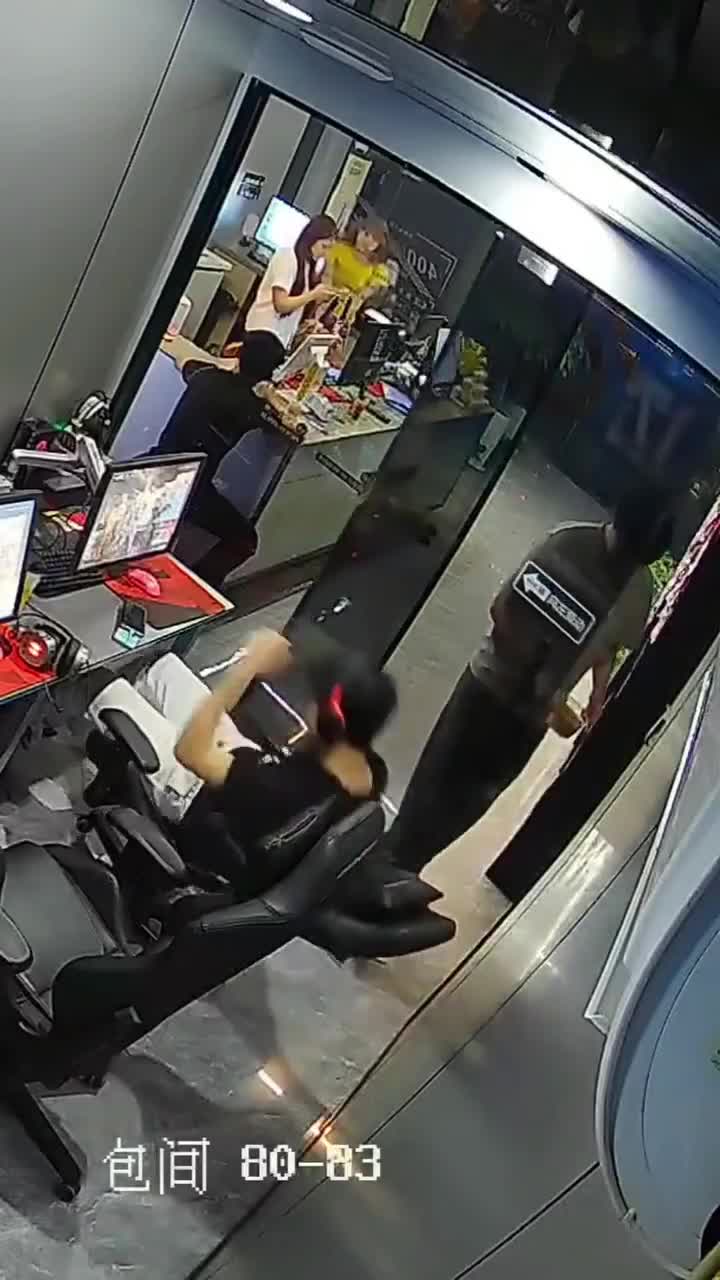 Gamer krijgt een bak hete noedelsoep over zijn giechel