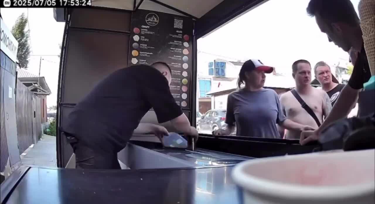 Wat nou voordringen? Hier een lading pepperspray in je bakkes!