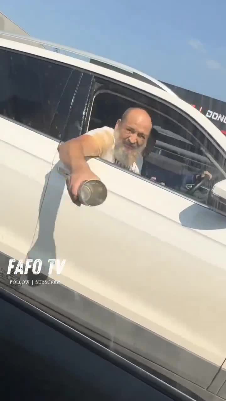 Roadrager krijgt bakkie pleur in zijn eigen gezicht