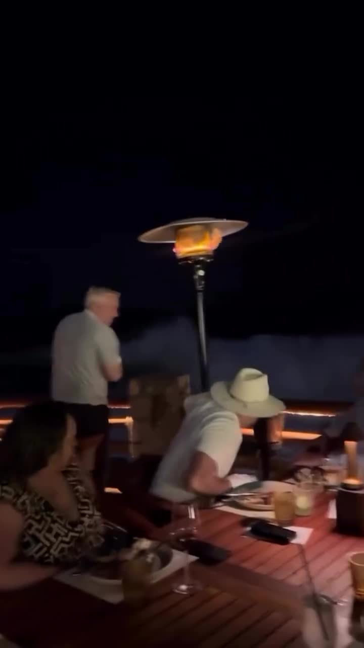 Etentje eindigt met een spetter