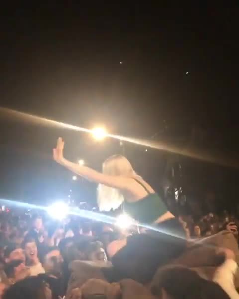 Blondie gaat lekker crowsurfen op een bank