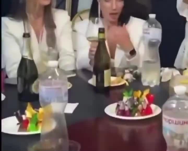 Weet er iemand die gebarentaal kent wat ze zegt?