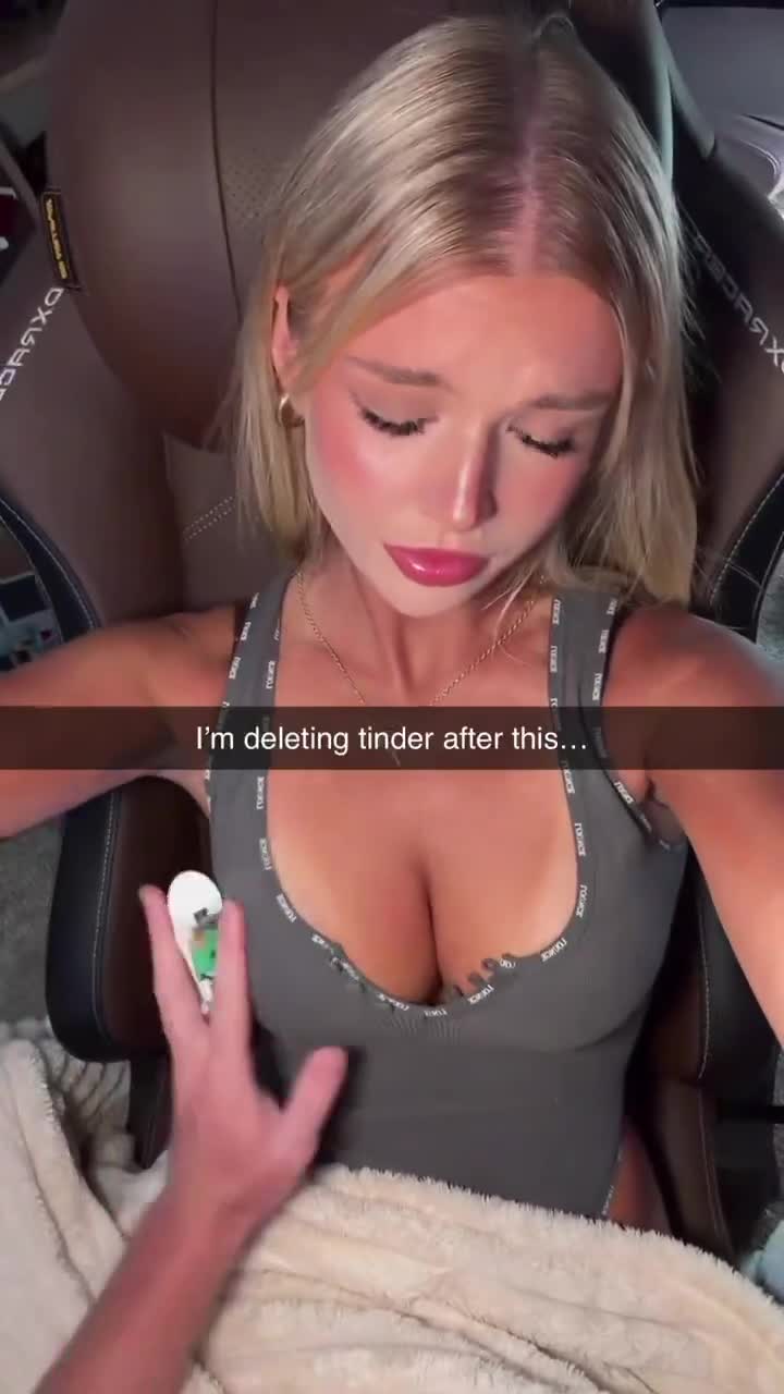 Kerel enthousiast om nieuwe skateboardtruc aan vriendin te laten zien