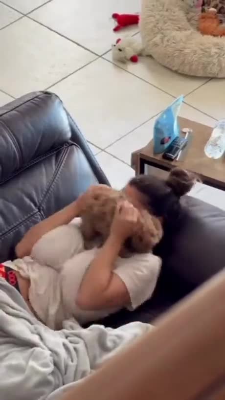 Ze is vandaag lekker met d'r puppies aan het spelen