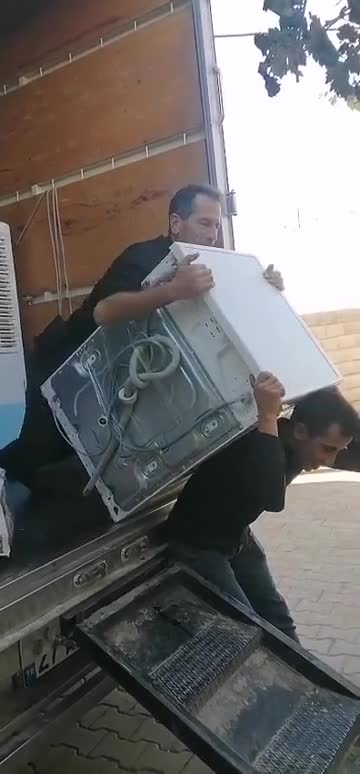 Jij je maar afvragen waarom die wasmachine zo zwaar is