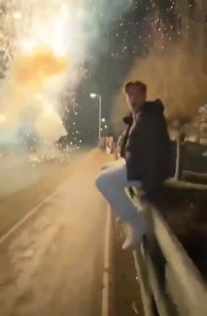 Jens doet gek bij vuurwerk en knalt achterover de sloot in
