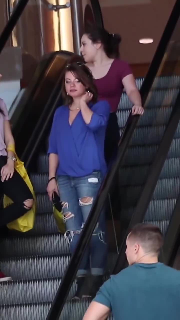 Flirten op de roltrap