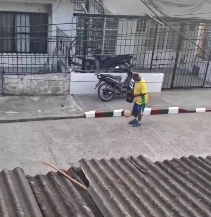 In Brazilië kan echt IEDEREEN goed voetballen