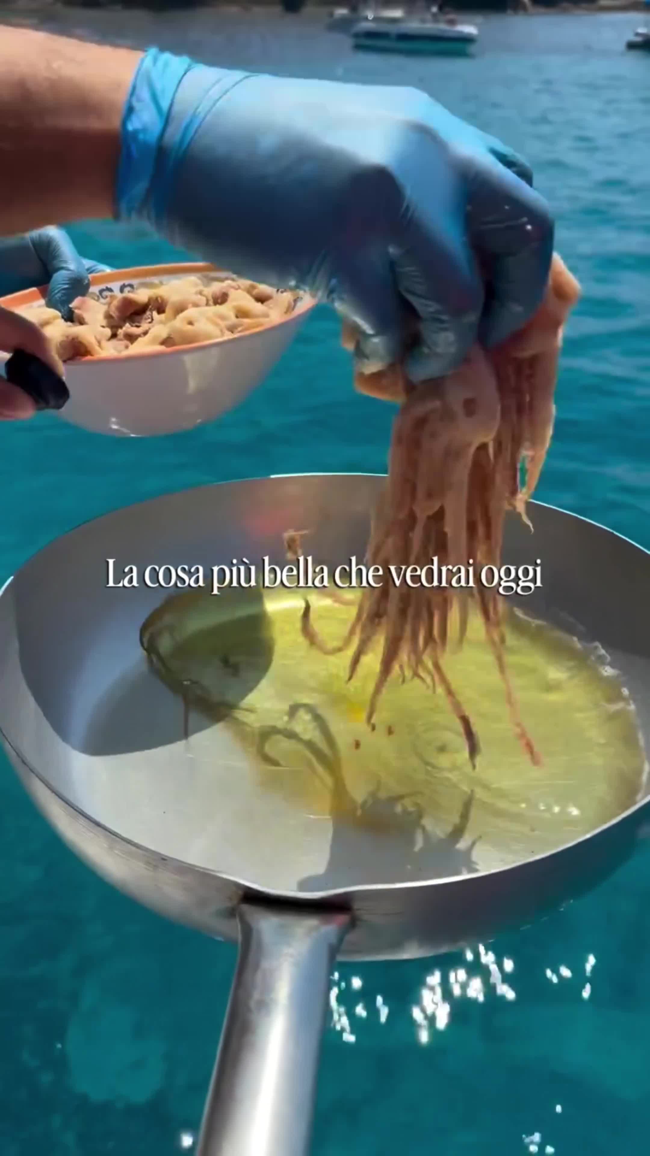 Calamari sissend in de pan