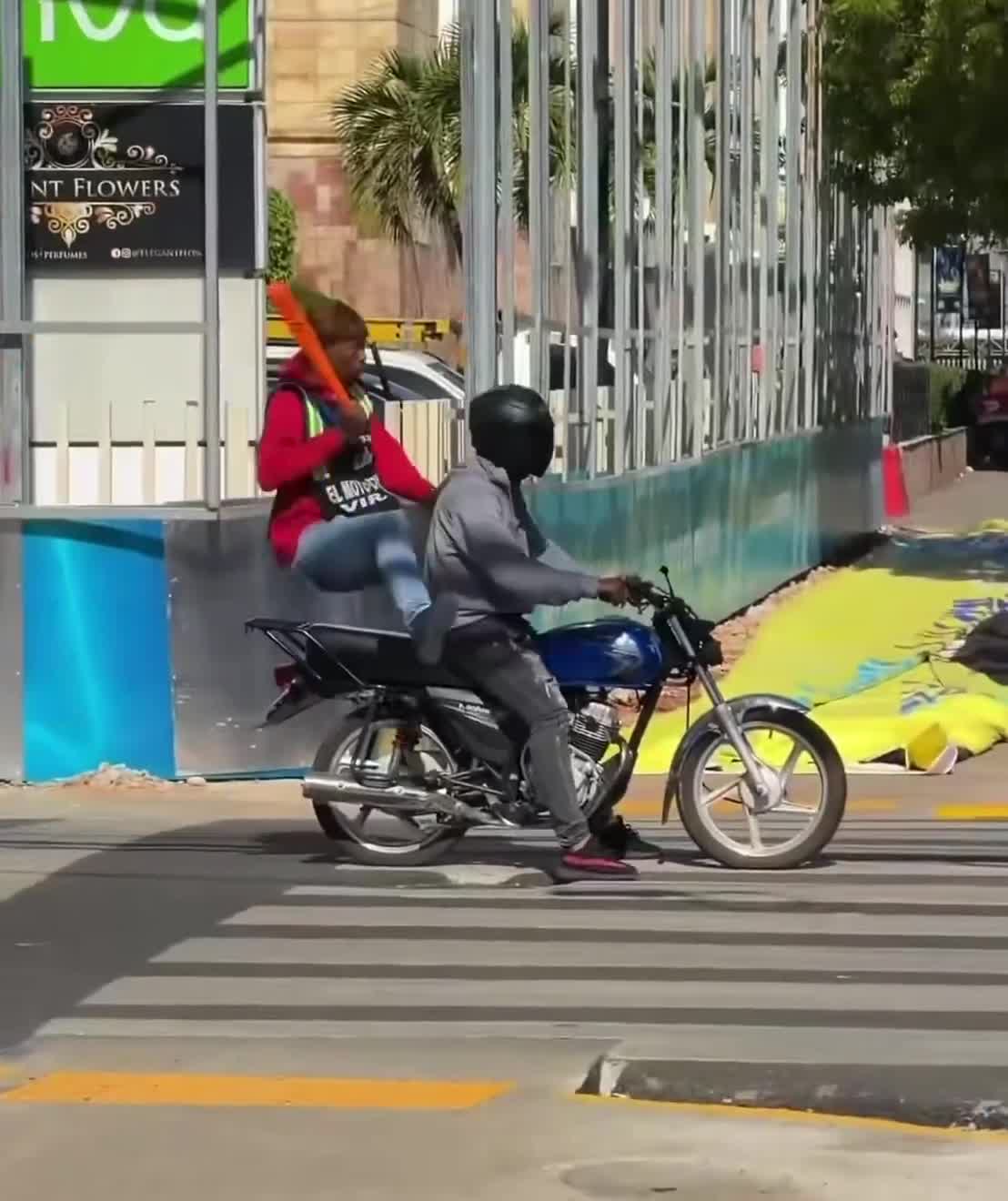 Deze verkeersregelaar is dol op zijn werk