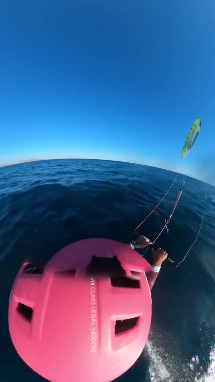 Vader en dochter gered door een kitesurfer