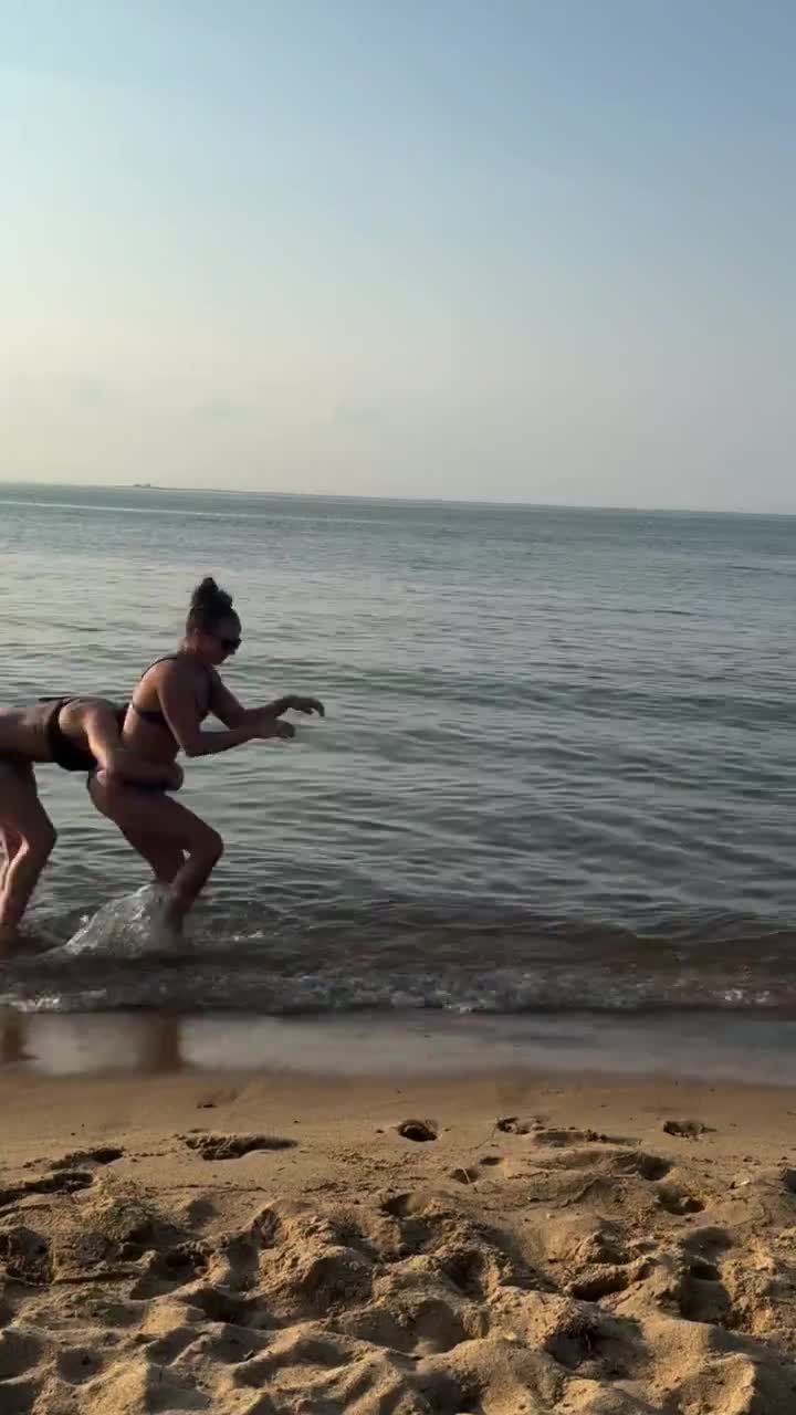 Paardenmeisjes op het strand