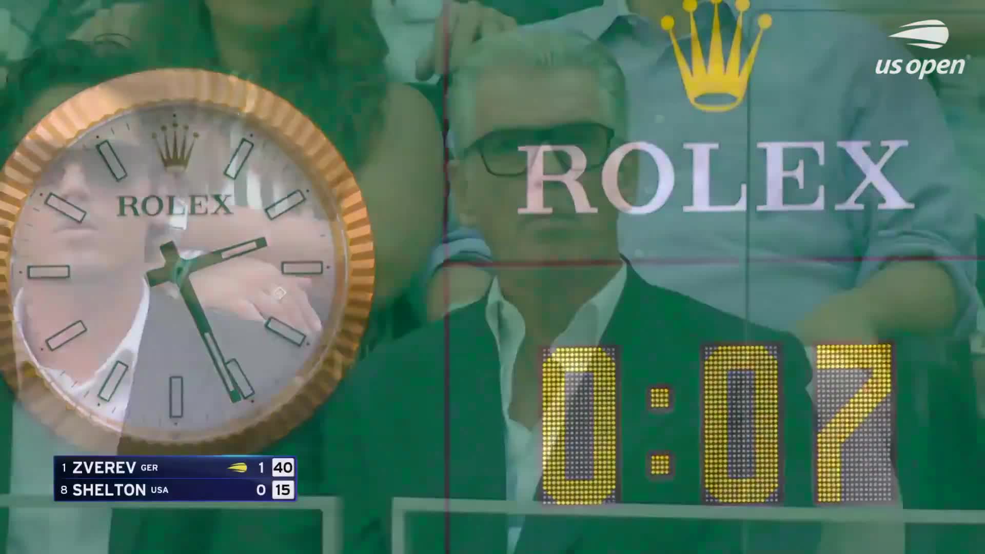 0:07 op de klok: hallo Pierce Brosnan