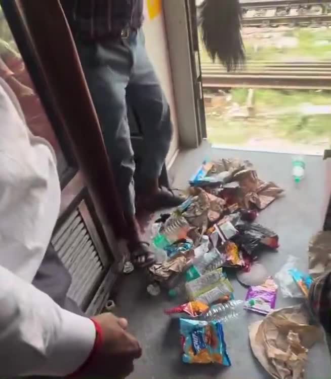 Zo worden treinen in India schoongemaakt