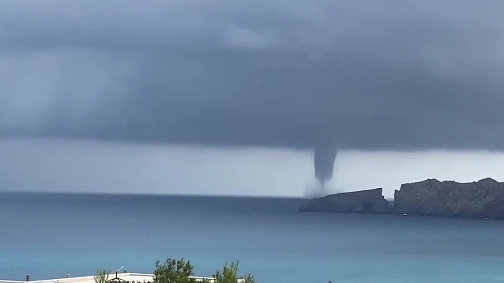 Waterhoos vormt zich boven zee bij Cala Mesquida op Mallorca