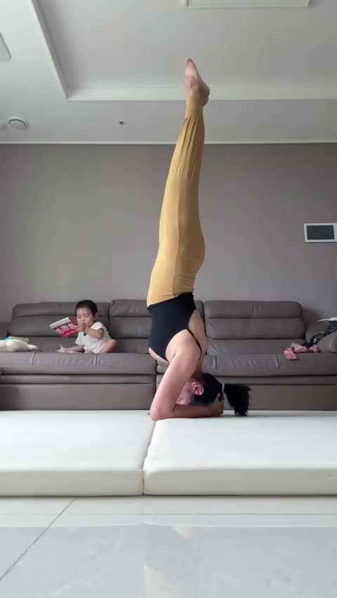 Yogamoeder geeft borstvoeding