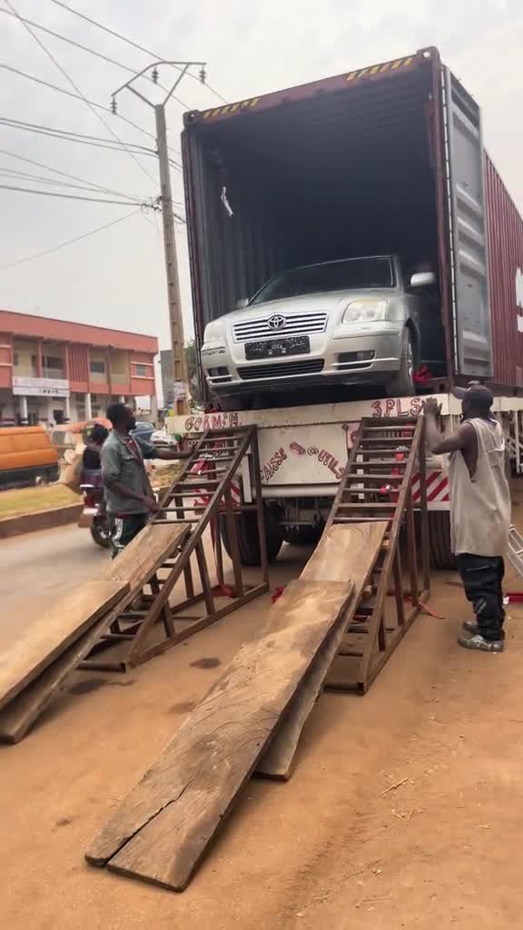 Auto uit een vrachtwagen laden is nog best ingewikkeld