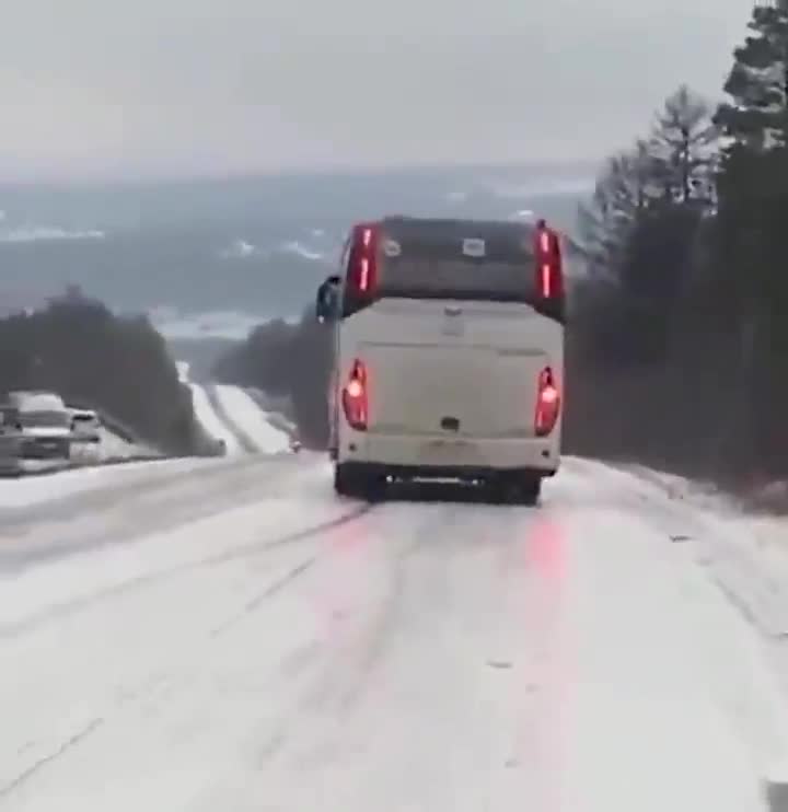 Bus vs sneeuw vs behoorlijk steile helling