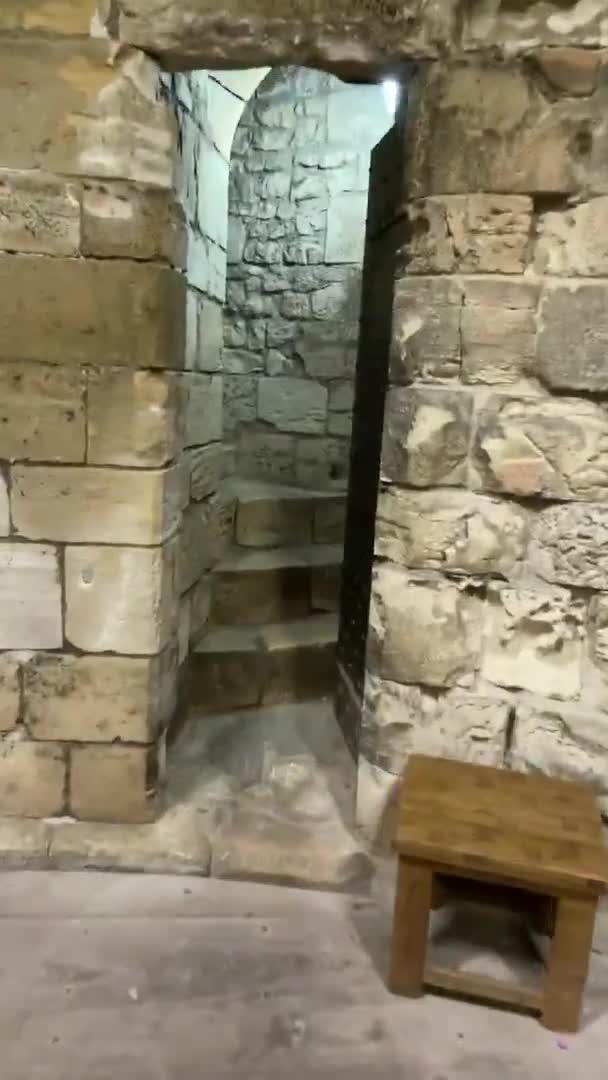 Zo ziet het toilet er in een middeleeuws kasteel uit