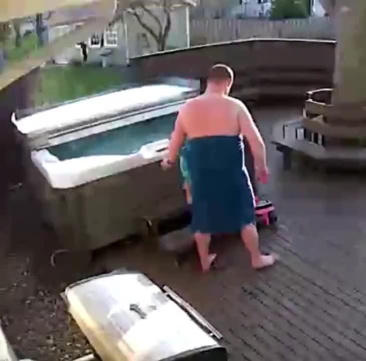 Vader van het jaar neemt koter mee de jacuzzi in