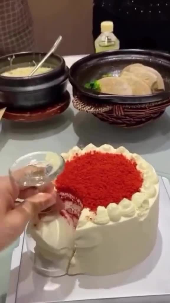 Om taart te snijden heb je alleen een wijnglas nodig